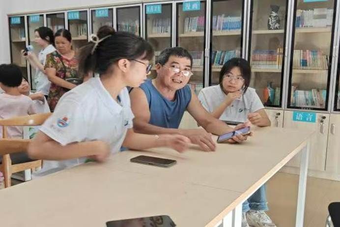 一群人在桌子边 AI 生成的内容可能不正确。