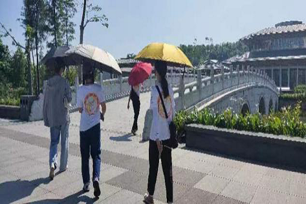 调研组队员去往慧能广场的路上（罗翠芬 摄）.png