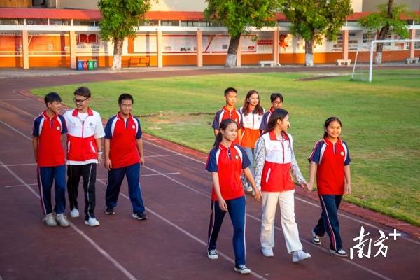 线下回访活动，志愿者和帮扶对象手牵手。