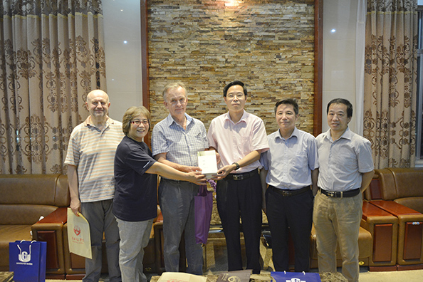 说明: 向该校赠送中文书籍