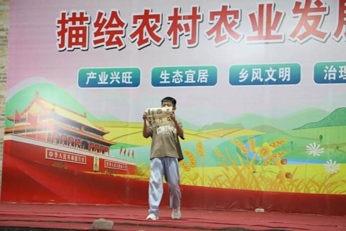 书法作品走秀(陆映柔摄)