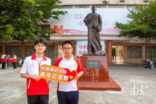 志愿者和帮扶对象合影留念。