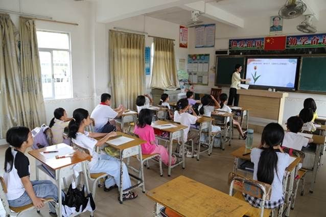 美术课堂(陆映柔摄) (2)