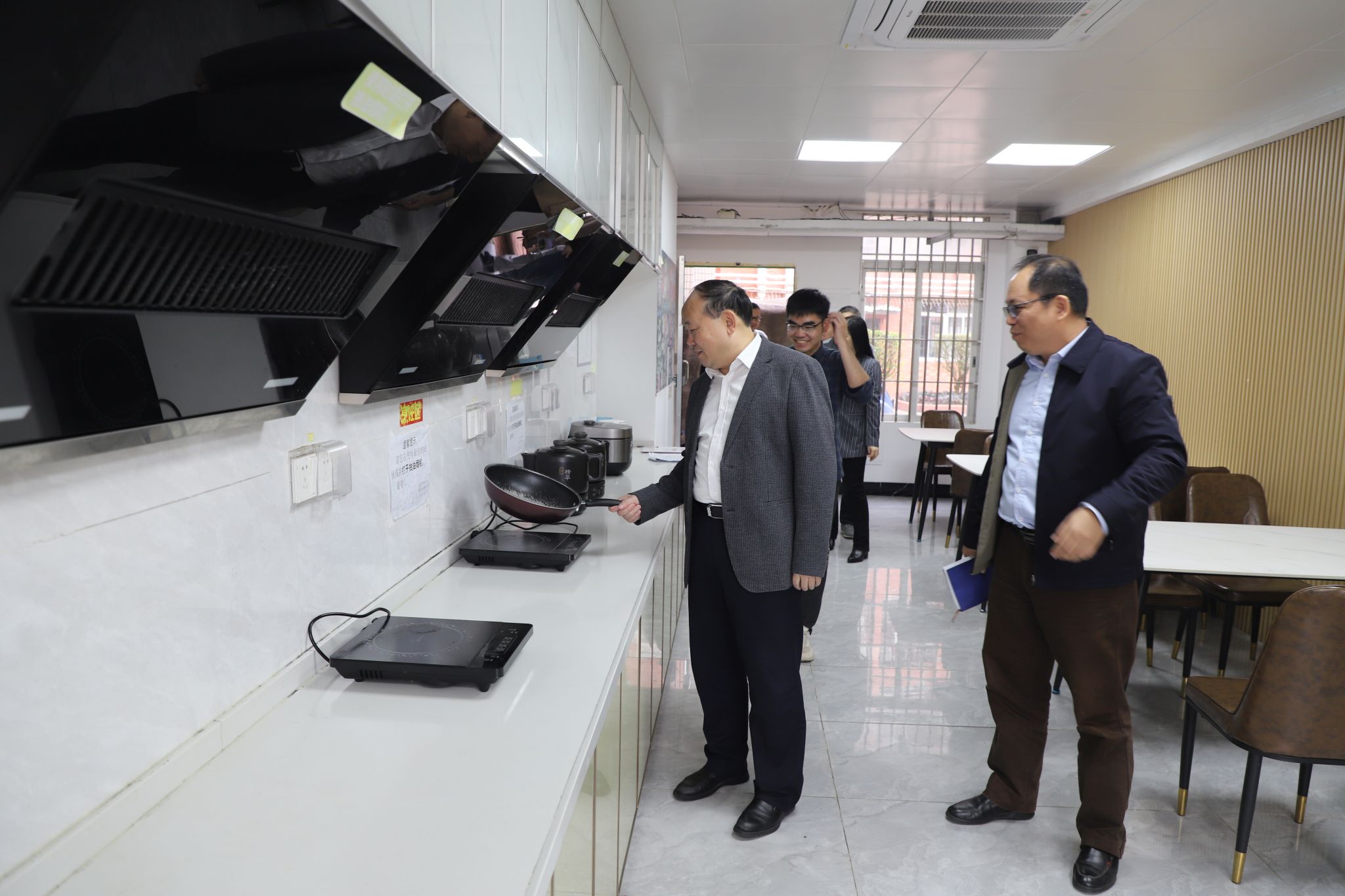 3 阳爱民校长到尚志苑D栋“一站式”学生服务中心调研“推进书院制‘一站式’学生社区服务全覆盖”项目落实情况.JPG