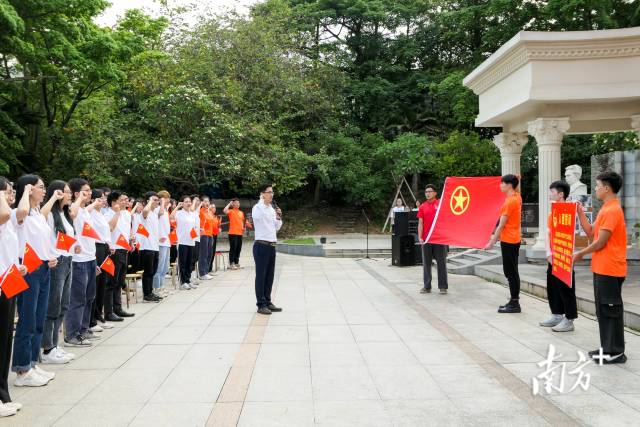 重温入团誓词（庄晓妮 摄）