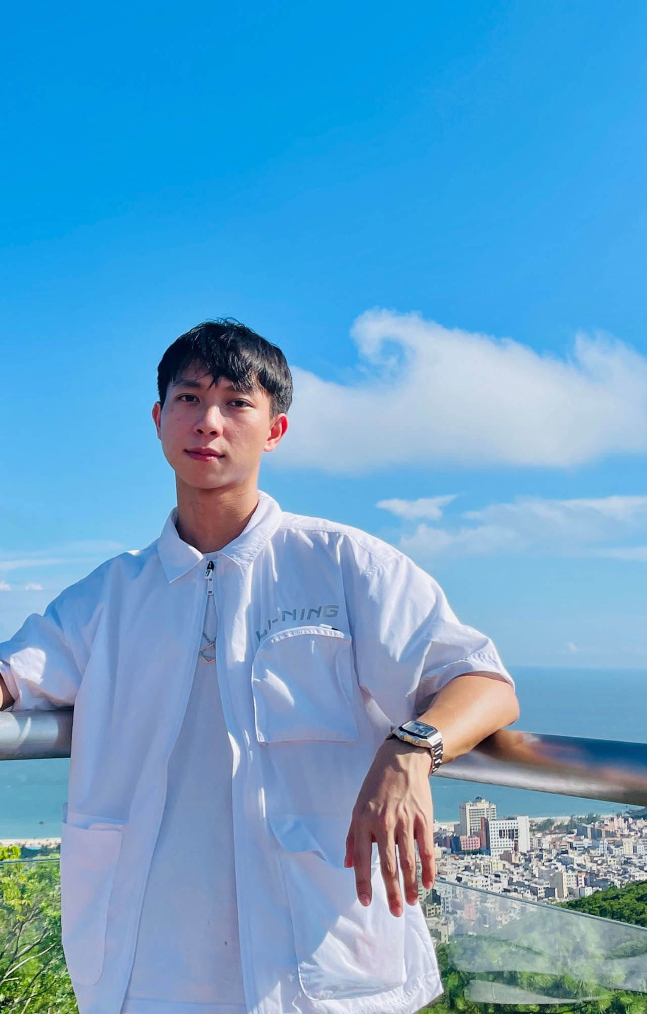 男人站在海边描述已自动生成