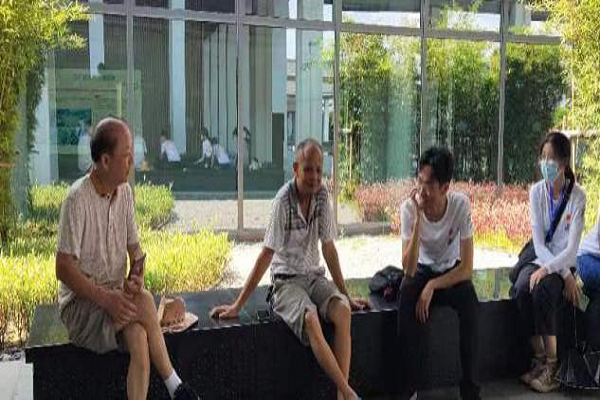 管理人员为队员讲解禅文化（罗翠芬 摄）.png