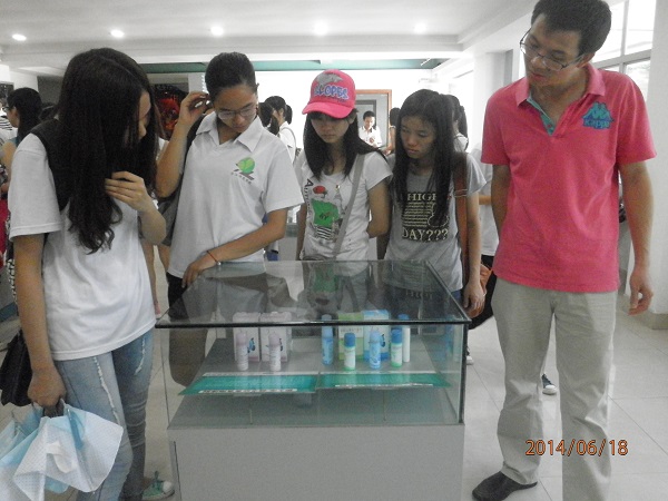 林三清老师与同学一起观看展览厅药品