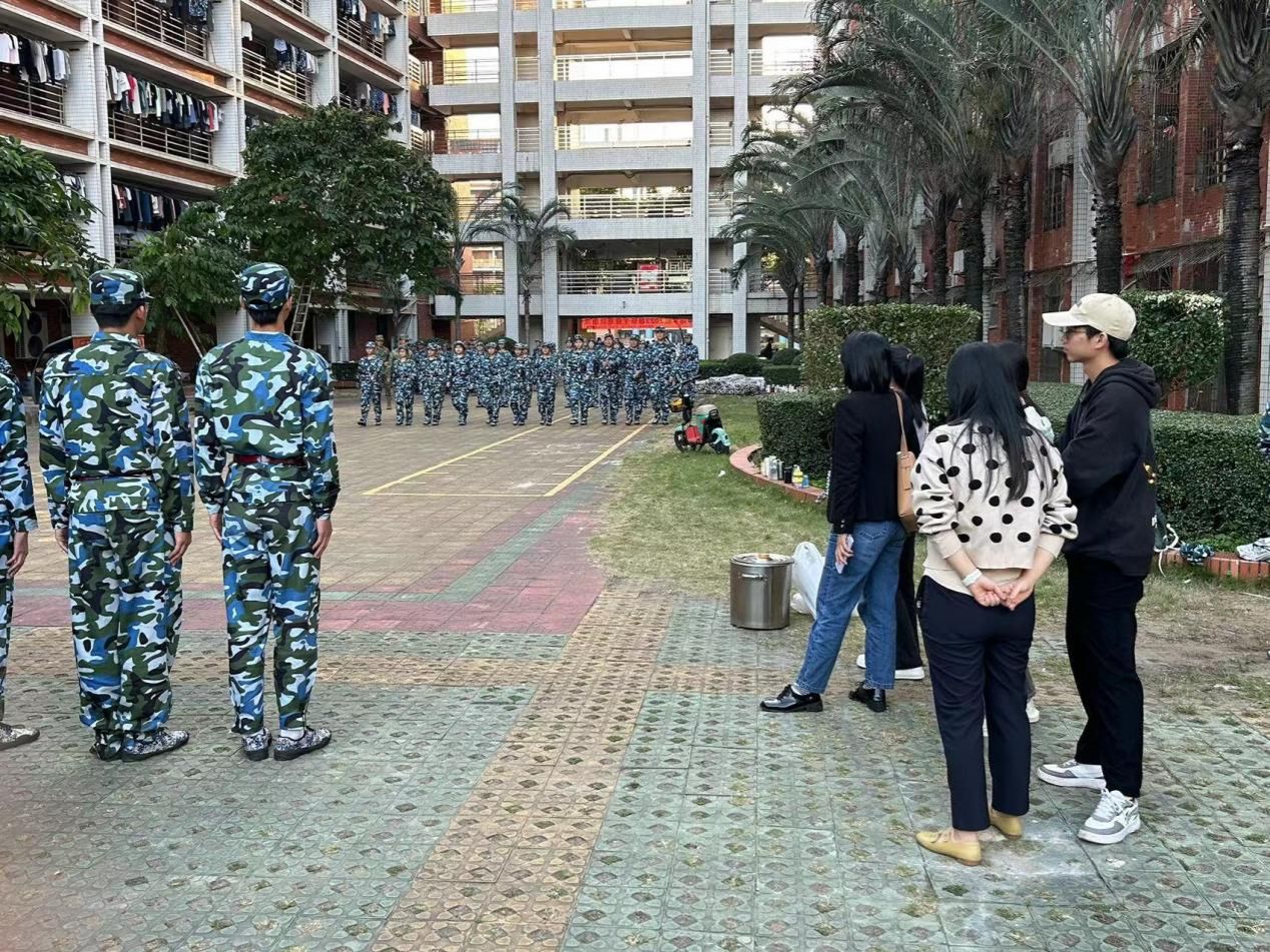 老师们观看学生军训