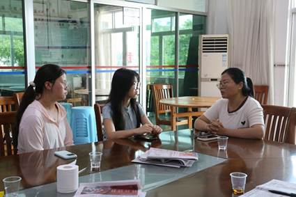 2.队员访谈学生家长（陆映柔摄）