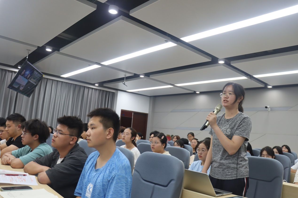 会议室里的人们描述已自动生成