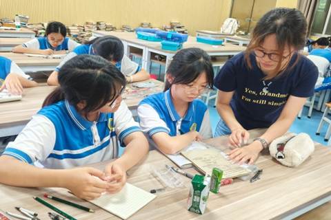 郭静盈指导学生（李芷彤 摄）