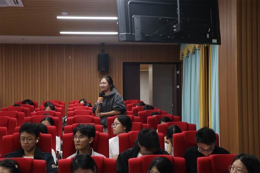 提问环节女生仲祉彦摄