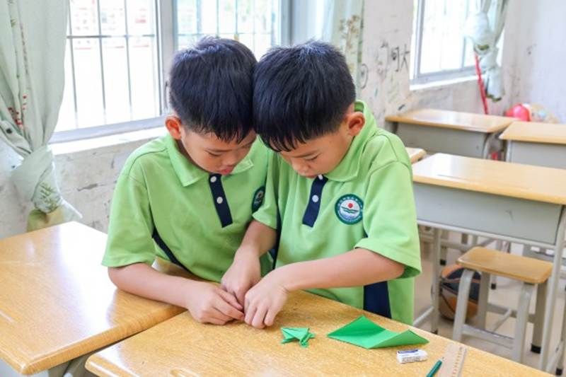 学生制作小青蛙