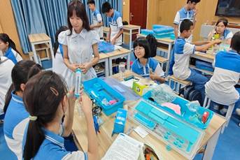 严可怡在指导学生（聂城辉 摄）