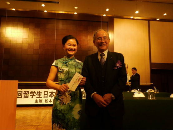 梁昌燕与松本大学住吉广行校长合影留念.png