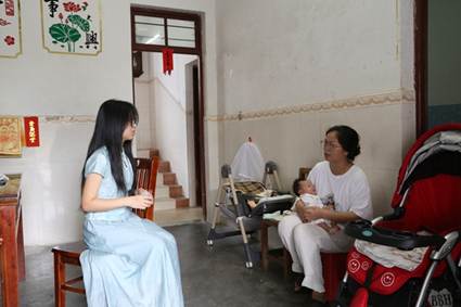 3.队员访谈学生家长（陆映柔摄）