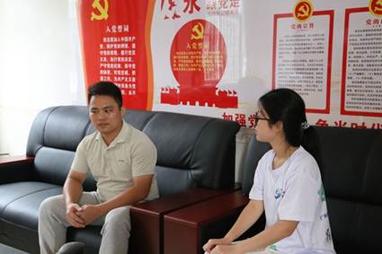 4.队员访谈校长（陆映柔摄）