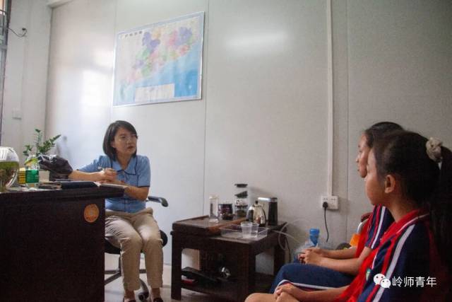 课题组成员与“云支教”中小学生交流。