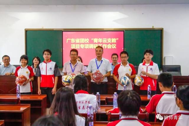 为结对学校和学生赠送课外书籍和体育物资。