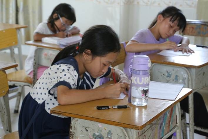 学生在心理课上画自画像（陆映柔摄） (2)