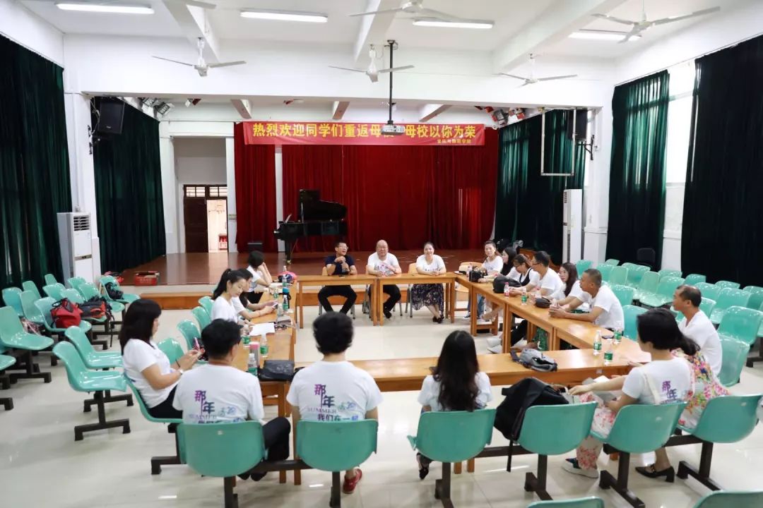 座谈会上师生畅聊.jpg