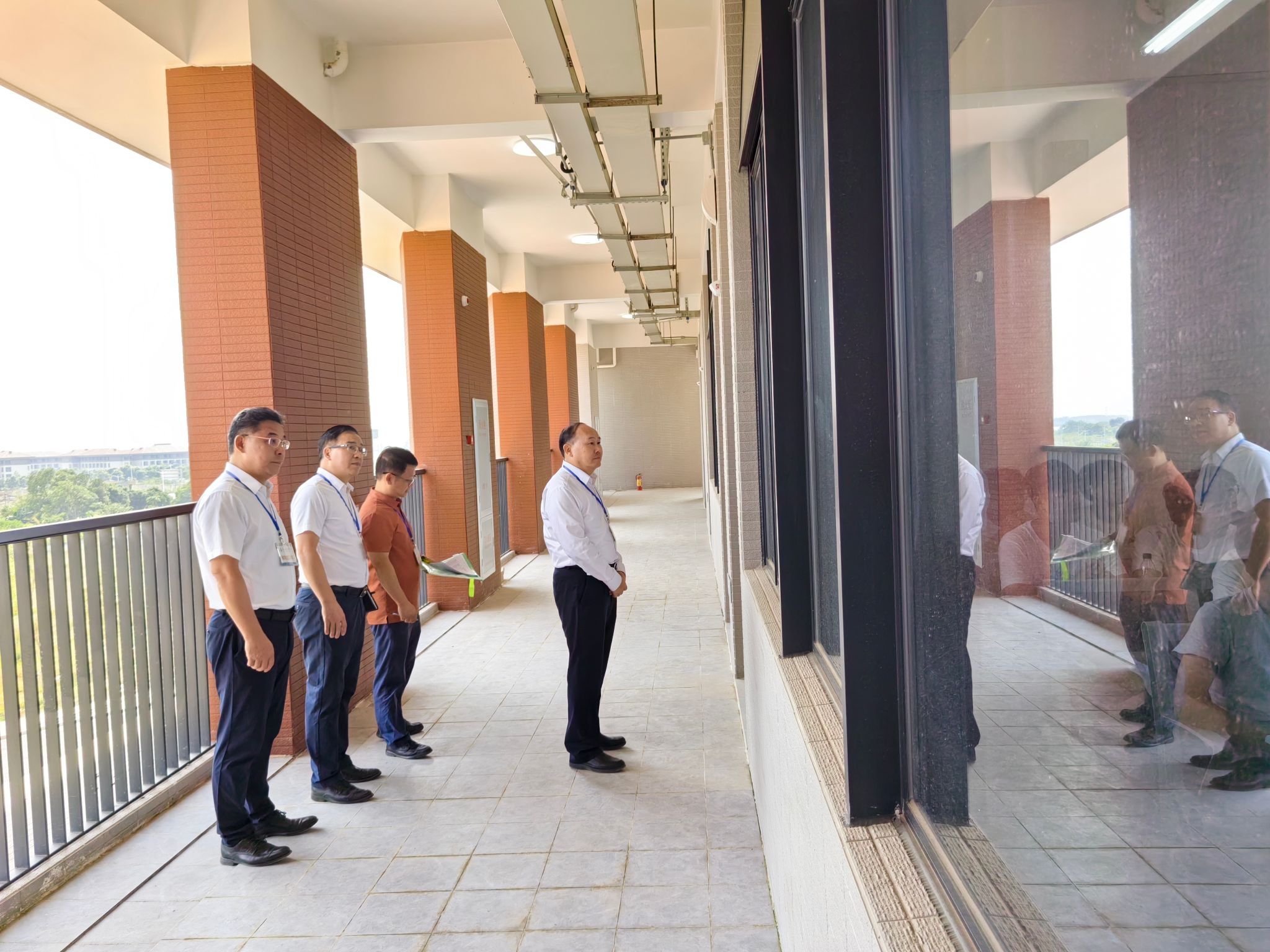 1 校长阳爱民带队在湖光校区开展教学检查 .jpg