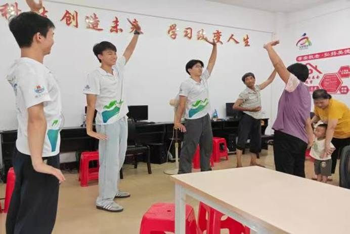 一群人在房间里跳舞 AI 生成的内容可能不正确。