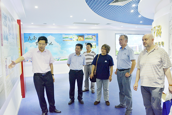 说明: 罗海鸥在校史馆向来宾介绍办学历史