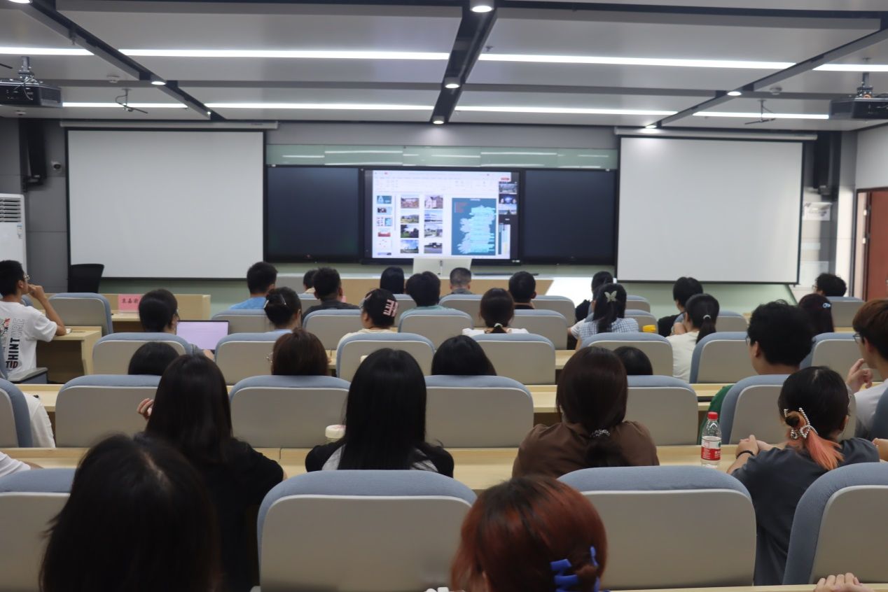 会议室里的人们描述已自动生成