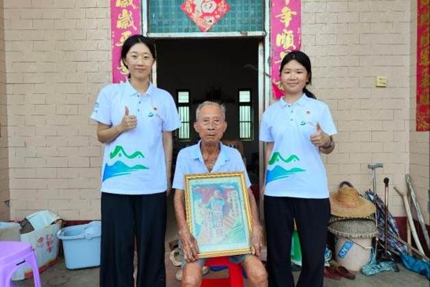 1+队员与周老合影