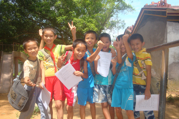 孩子对队员到来表示欢迎