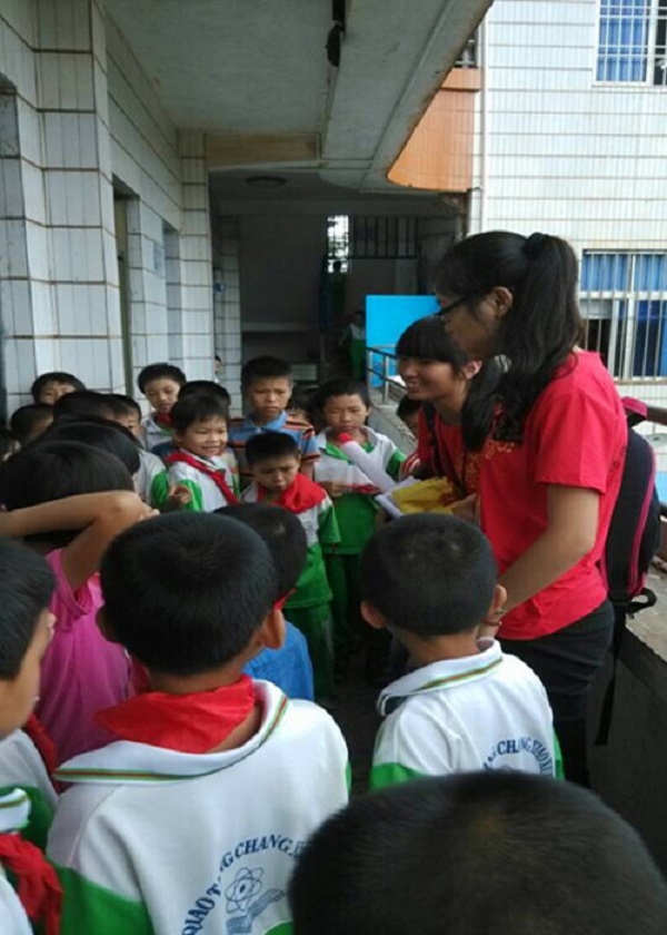 与小学生交流中