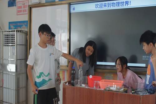 1.实践队员带领学生进行物理实验