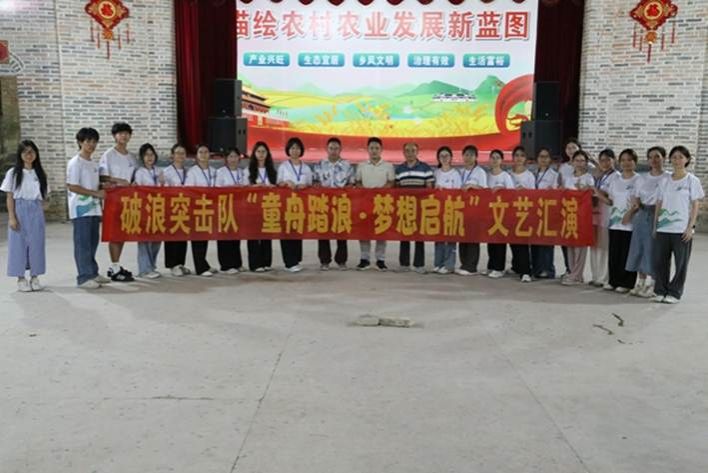 合影留念(陆映柔摄)