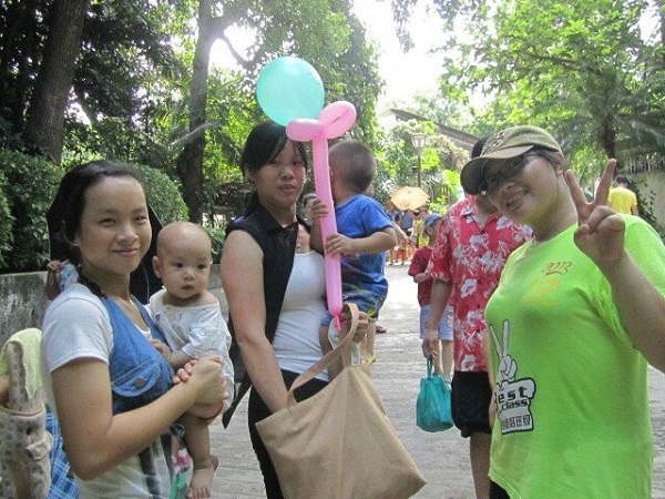 与小男孩的合照