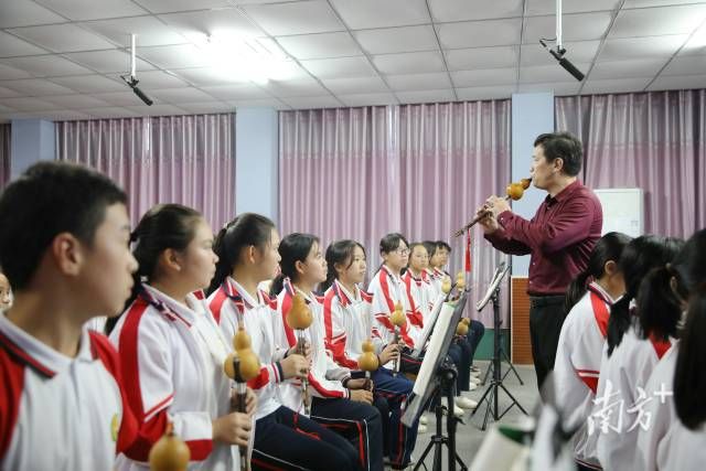 岭南师范学院深入中小学开展美育浸润行动。