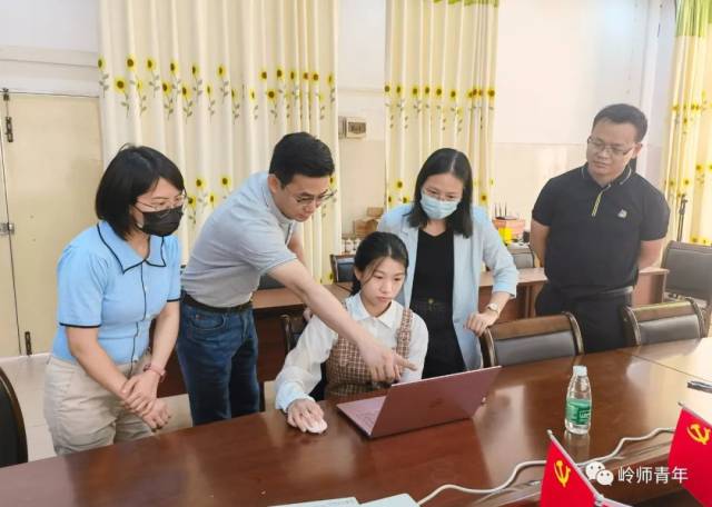 大学生志愿者现场演示“云支教”小程序。