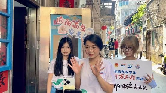 直播组在丽影簪花店直播（段雨彤 摄）