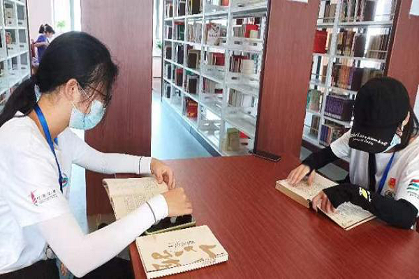 队员们查找资料（满紫怡 摄）.png