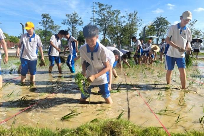 一群人站在草地上 AI 生成的内容可能不正确。