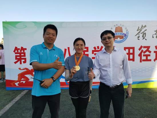 说明: 书记教练张梅枝合照