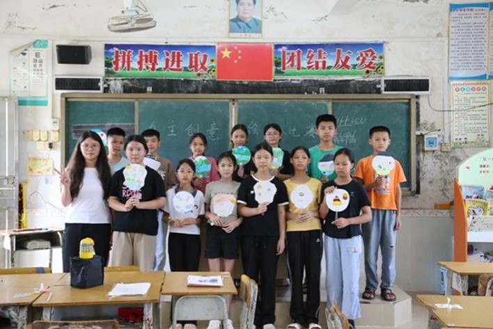 美术比赛合影留念(陆映柔摄)