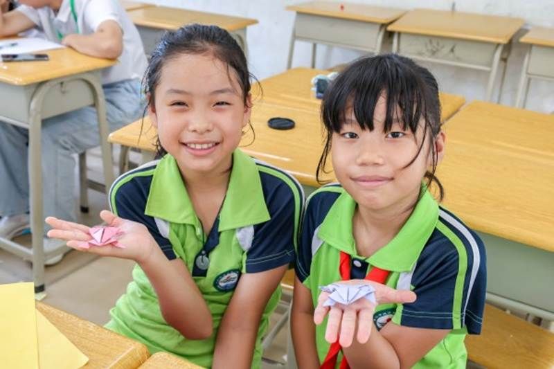 学生展示折纸成果