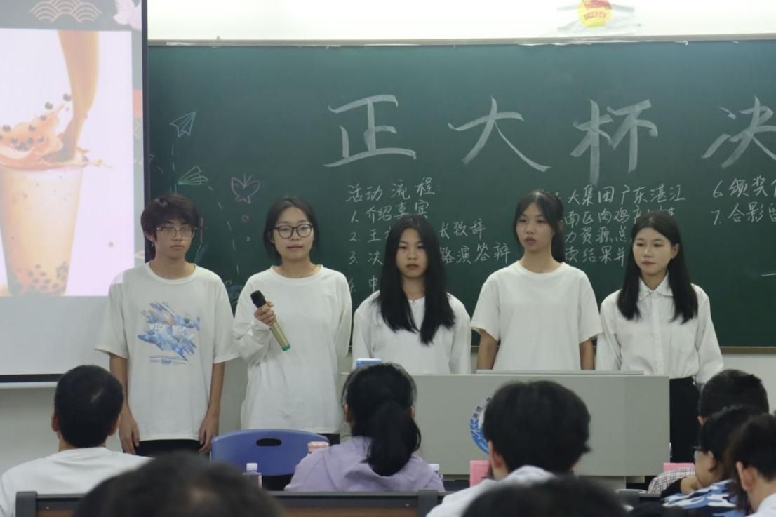 一群人站在黑板前描述已自动生成