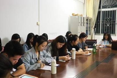 队员认真做笔记