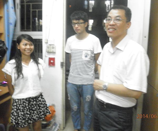 付继发书记与毕业生亲切交谈