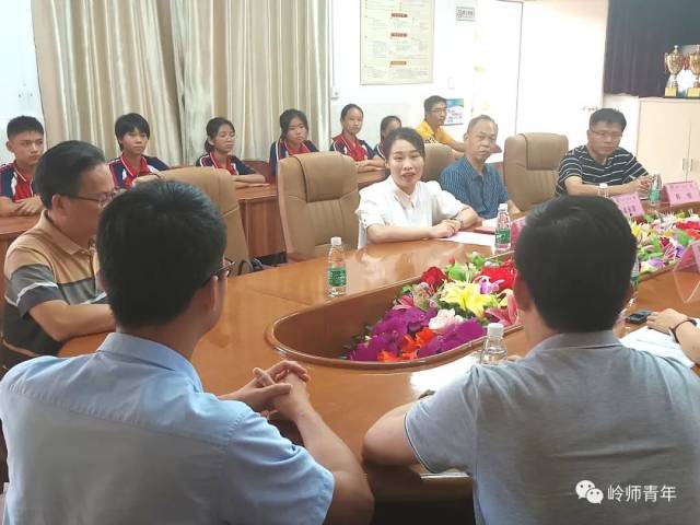 在结对学校召开调研座谈会。