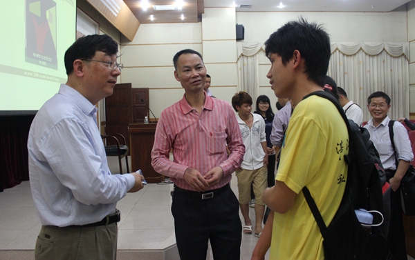 教授与同学亲切交谈