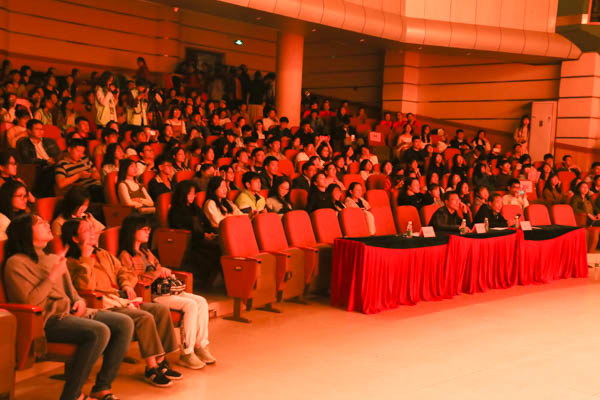 晚会现场（何泳珠 摄）.jpg